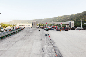 大货车络绎不绝地从潼关收费站驶过。通讯员