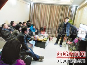 ���������ڼ䣬һ�����ž�ʱ���ٿ��˼�ͥ��ѧ���ֻᣨ������Ƭ��