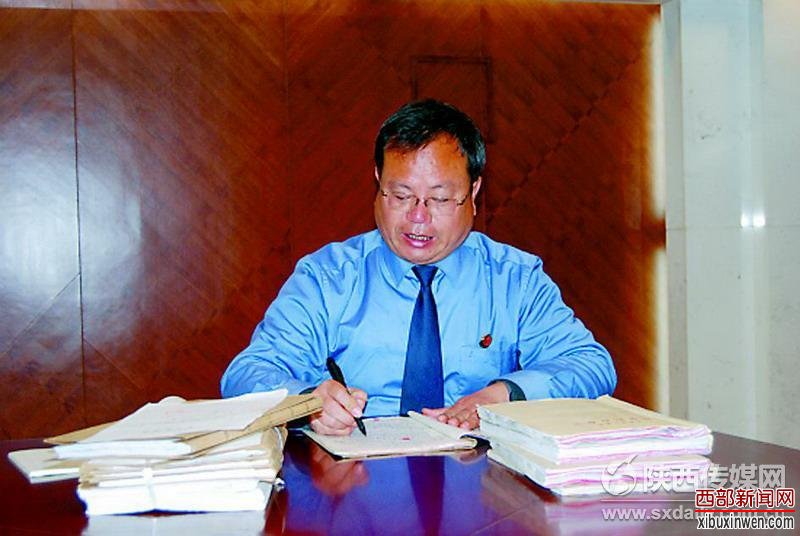 3 ����������ȫ��&ldquo;��������&rdquo;
����ʡ������Ժ���߶���ԭ�������Ա����������ȫ��10��&ldquo;��������&rdquo;��
������1987���ѧ��ҵ�����䵽ͭ�������������Ժ��2007�걻��ѡ��ʡ���Ժ���߶������������Ա����Ҫ����������̶��󰸼����Ӽ�26������������������һ��Ϊ��������ʵ���Ⱥ�������������ߡ����̡����󰸼�1000�������һ�����2013��7��30�գ�������ð�ſ��������Ѯ���س�ϯ�������̶��󰸼���֧ͥ�ֹ��߹����������۹���ͻ������Ѫ���ڹ���ϯ�ϣ���������Ч��ѳְ�����48�ꡣ