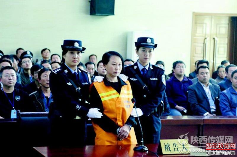 8 �䶯ȫ����&ldquo;����&rdquo;��&ldquo;����&rdquo;�������䶨
2012��8��26�գ��Ӱ����ڷ�����һ���ش󳵻���ʱ������ʡ����־ֳ��������¹��ֳ�΢Ц����Ƭ������ע�������ѳ����Ŷ��Ŵ���������Ƭ��2013��9��5�գ��������м�����Ժ�������У��������ܻ���;޶�Ʋ���Դ��������ﲢ�����д�����ͽ��14�ꡣ
2013������������˴������������Ϊӵ�ж��׼�ֵ���Ƶķ����������ѹ���&ldquo;����&rdquo;֮�����󾯷����������������������ӵ�ж�����ڡ�2013��9��29�գ����߷�Ժ�Թ�����һ���������У����������α�졢��������������֤��������α�졢�������һ���֤������д�����ͽ��3�꣬����ά��ԭ�С�