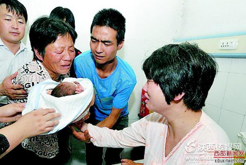 10 μ����Ժ��ͥ��������������Ӥ����
&ldquo;������ƽ����ҽ��˽��Ӥ��&rdquo;ϵһ��ʡ����Ӥ���Żﰸ����2013��7��16��������ĳ������Ӥ����������ƽ���ױ���Ժ���Ƹ�������������&ldquo;Ӥ�����������Լ���&rdquo;Ϊ�ɣ���2.16��Ԫ������ɽ���ķ�����������ĳ��������3��Ԫ��Ӥ���������������������ˡ�8��4���賿3ʱ����������Ӥ���ں��ϱ���ȡ�
12��30�գ�μ�����м�����Ժ������ͥ������������������ͯһ����