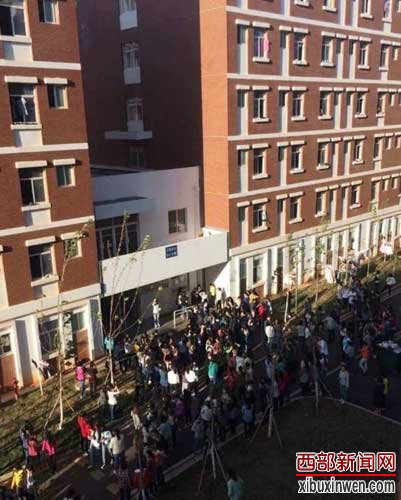 学生立即疏散到操场 滇池学院龙同学供图