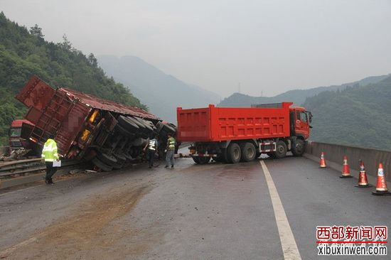 Ŀǰ�¹�ԭ���д���һ�����飬����ѯ�ʵ�ǰ����˾������˵���ǣ�������·��ʪ������һ����������˼�ɲ��ײ����·�߻����������Ϲҳ����������ò෭��·�棬�����ͬʱ���Ϲҳ�׷β�������¹ʷ�����