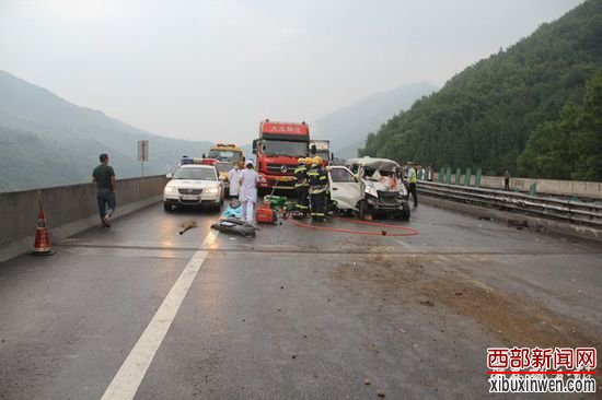 �ֳ�һ���������ջ���ײ�����·�߻������Ա�ͬΪһ�����������˷�Ʒ���Ϲҳ��Ѳ෭��·�棬������һ���ɶ����������ĳ����������Ŀȫ�ǣ����ɢ��һ�أ�������Ա�鿴�ֳ�����ǰ�������������������ˣ����������ʻԱ��ȷ����������������ʻһ���������ء���Ԯ��Ա����װ����������һȡ������������ҽԺ���ơ�