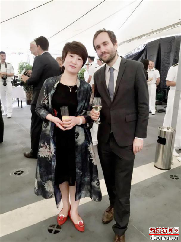 青岛国弘教育负责人栾翠莉(左)和新西兰驻华大使馆的副馆长合影