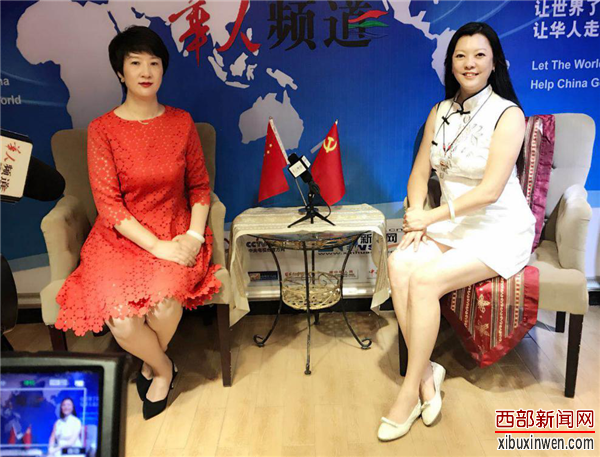 青岛国弘教育负责人栾翠莉(左)央视网华人频道直播间留影